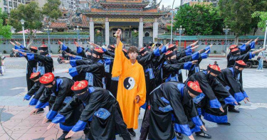 鼓鼓化身黃袍道士 領20殭屍出沒台北街頭