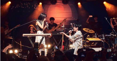 10年情緣開花結果 脆樂團團長演唱會上驚喜求婚
