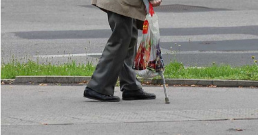 92歲翁「抄拐杖」敲死90歲妻 兒孫還以為在開玩笑