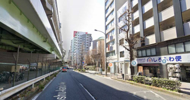 不爽就殺人!46歲男見遊民「睡在公車站」 狂毆猛砸…她慘死長椅上