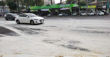 滿載油漆遭追撞路面被漆成一片雪白 網問:「迎聖誕老公公嗎?」