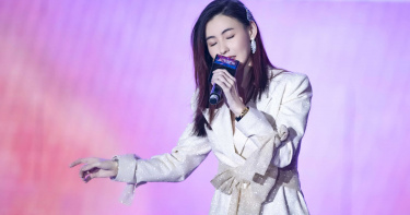 沙啞失聲還大走音!張柏芝商演獻唱猛咳嗽 台上尷尬道歉