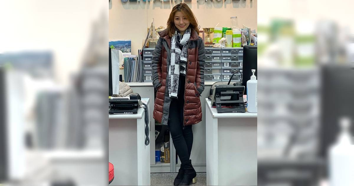 Female real estate agent only wears a bath towel and sits in a bathtub