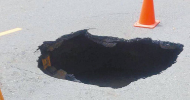 由於高雄前鎮區、仁武區近期連日大雨，導致地下水位升高，進而引起路基掏空，出現坑洞。圖為前鎮區廣西路4x2x2公尺坑洞照。（圖／翻攝照片／崔正綱高雄傳真）