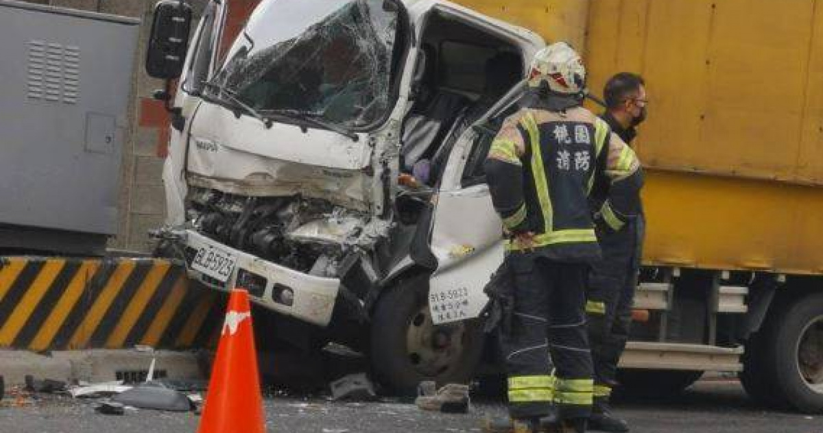 桃園貨車猛撞兵營變電箱！車頭凹陷慘況曝 19歲男一度卡駕駛座 | 社會 | CTWANT