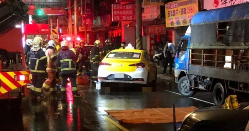 洪翁過馬路遭4車陸續撞上輾過，造成他重傷當場身亡，後續4名肇事人皆被帶回法辦。（圖／翻攝畫面）