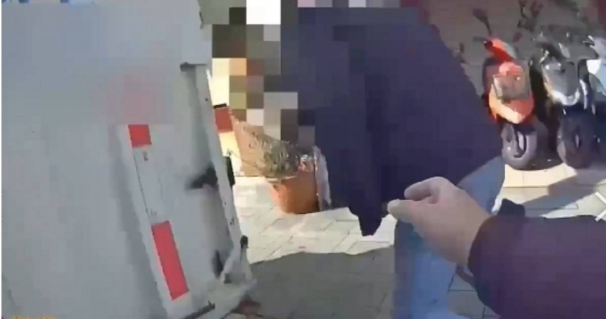 北市萬華分局員警日前巡邏時發現一名男子行為怪異，詢問其身上是否有違禁品，孰料男子下一秒竟拔腿狂奔。（圖／翻攝畫面）