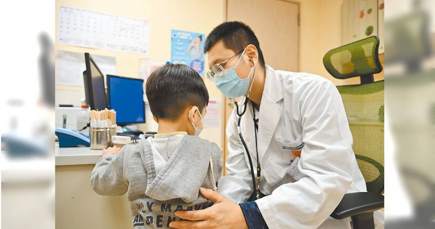 亞大附醫兒科醫師陳傑賀（右）表示，諾羅病毒傳染力強，常出現全家感染「團滅」，集體至急診就醫。（圖／亞大附醫提供／中國時報馮惠宜台中傳真）