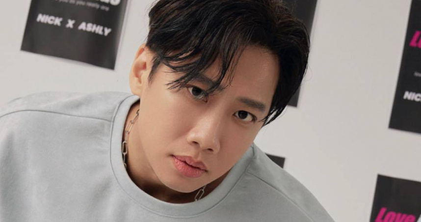 近年來專注於個人事業曬出自己獲得耶魯大學心理學證書的認證照。（圖／翻攝尼克臉書）