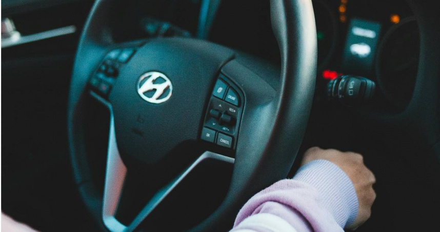 媳婦被公公女友控攔車拉扯，還恐嚇「見一次打一次」。（示意圖／Pexels）