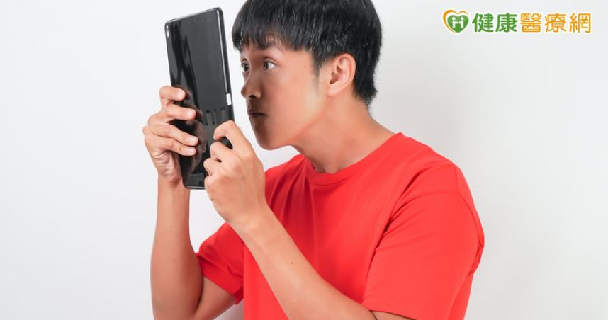 拿在手上都看不見？　33歲男就醫才知罹「全白型白內障」