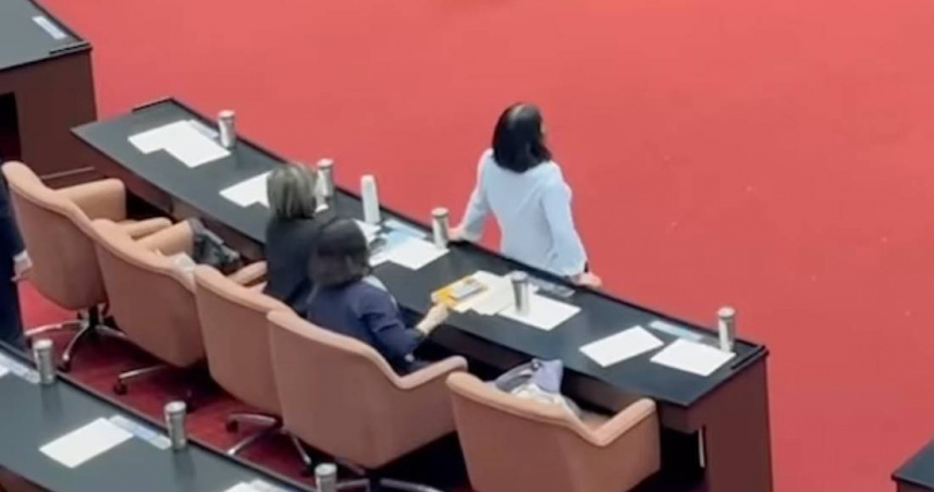 吳思瑤表示，陳玉珍今天在議場內更是故意跑來站自己前面，擋住自己的視線，甚至一屁股坐在身邊椅子，把背包、文件都壓扁。（圖／截自吳思瑤臉書）