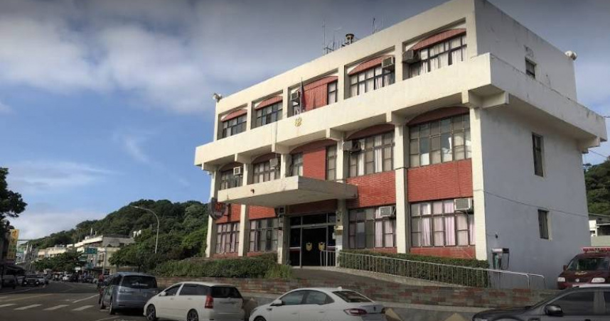 石門分駐所莊姓巡佐涉縱放人犯，其辦公室和住處12日晚間遭搜索，他卻疑似因心肌梗塞當場倒地，所幸急救後已無生命危險。（圖／翻攝google map）