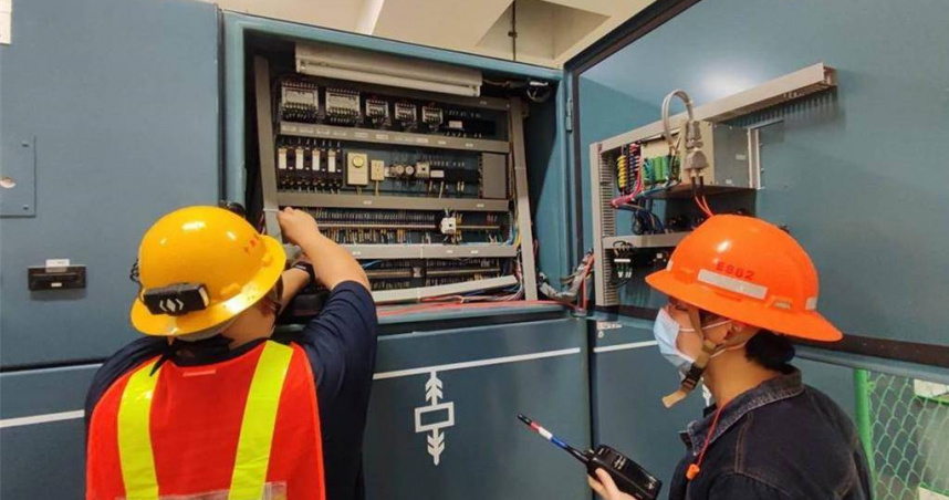 金馬澎離島燒柴油、重油發電，成本較高，台電卻僅收本島電費，25年來「離島建設基金」欠台電1100億元未給，董事長曾文生20日在立法院表示，會依照程序向息政院爭取。圖為金門塔山電廠維修人員檢修輸配電開關設備情況。(圖／塔山電廠提供)