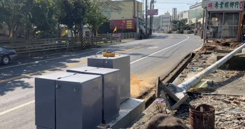 黃男駕駛小貨車自撞對象燈桿及變電箱，導致他上半身撞破擋風玻璃露在車外身亡。（圖／翻攝畫面）