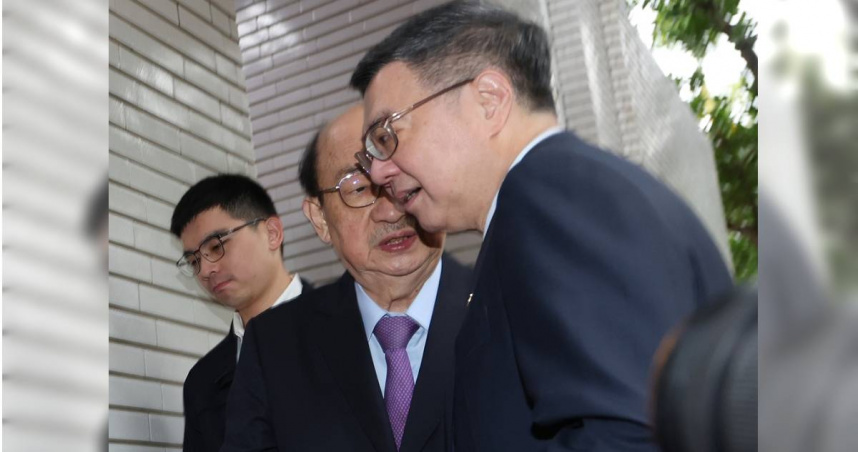 行政院長卓榮泰（右）28日前往立法院備詢時，民進黨立法院黨團總召柯建銘（中後）與他低聲交換意見。（圖／中國時報姚志平攝）