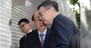 行政院長卓榮泰（右）28日前往立法院備詢時，民進黨立法院黨團總召柯建銘（中後）與他低聲交換意見。（圖／中國時報姚志平攝）