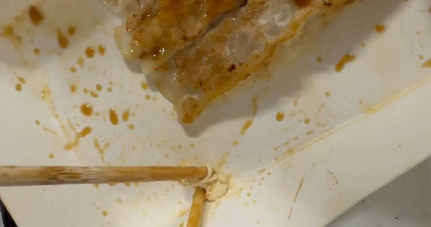 桃園一名男子到八方雲集買鍋貼，卻發現底部黏著咬過的口香糖。（圖／原PO授權提供）