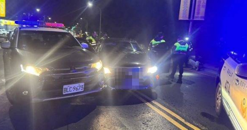 警圍捕逮人車內搜出武士刀、毒品、喪屍菸彈。（圖／翻攝畫面）