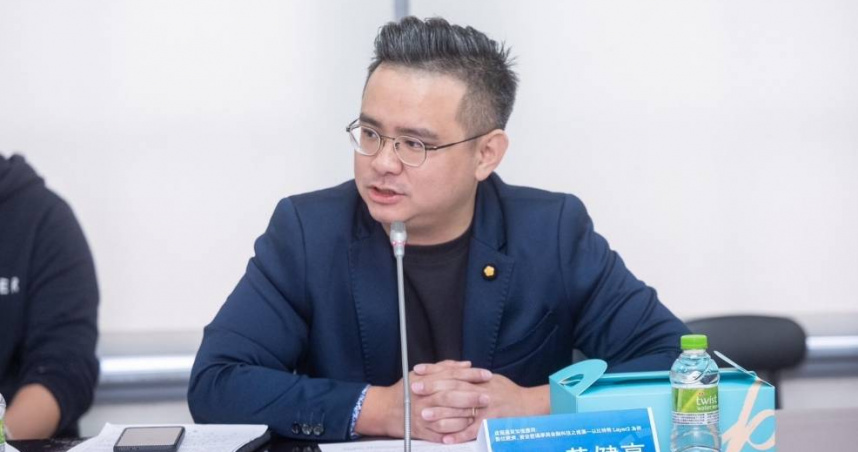 黃健豪今天針對NCC先前的「750元之亂」提出質詢，交通委員會隨後也確定不通過NCC先前送出的「增收規費備查案」，未來在海外購買的射頻器材，寄回台灣時，只要數量兩部以下，將不會被收取750元審查費。（圖／摘自黃健豪臉書）