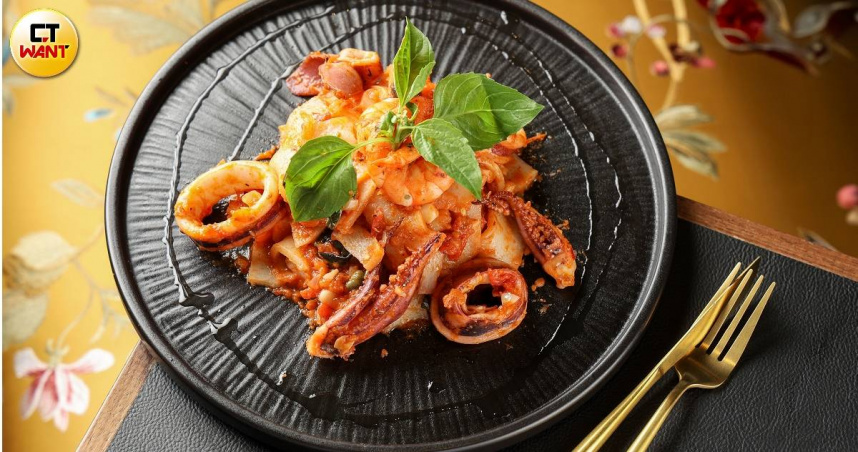 小辣偏酸的「客家煙花女海鮮板條」，巧妙地將義式經典風味與高雄客家文化。（380元，圖／林士傑攝）