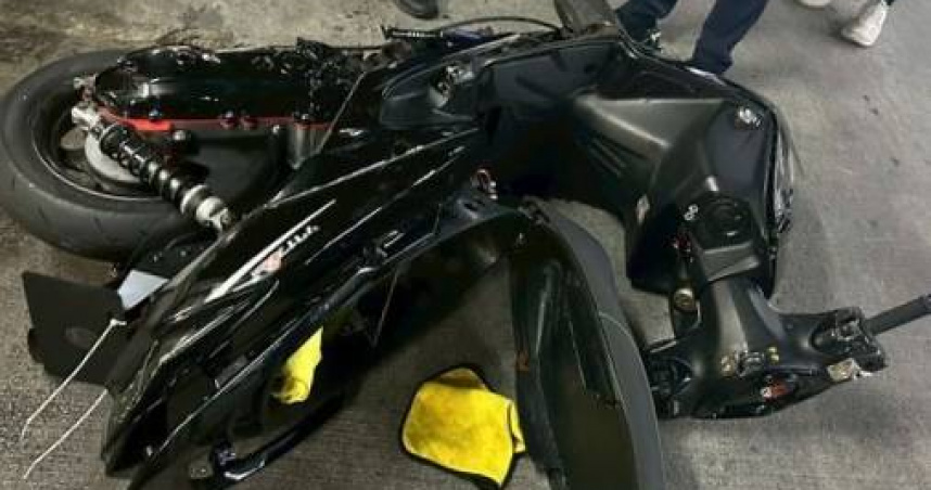 機車失控闖入洗車場。（圖／翻攝畫面）