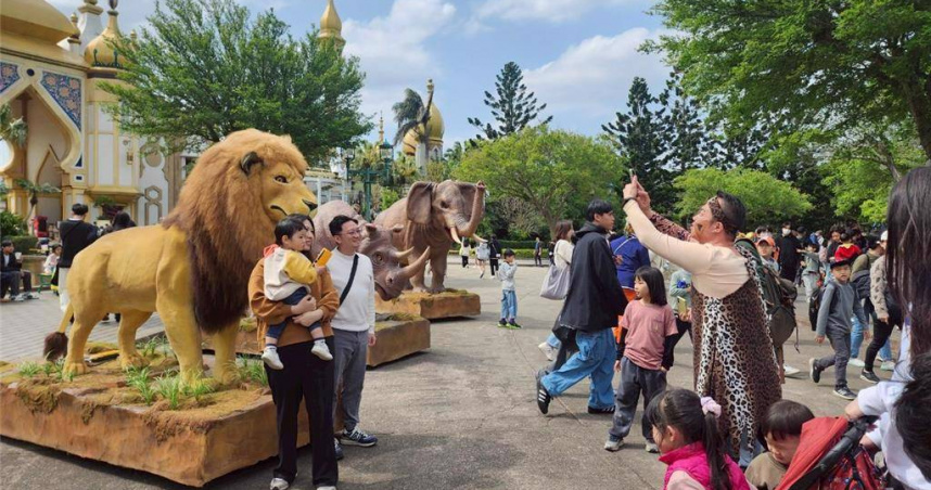 六福村推出18歲以下免費入園活動，吸引爆量人潮，活動首日數百人在閉園後無車回家，遭民眾罵爆。（圖／六福村提供）