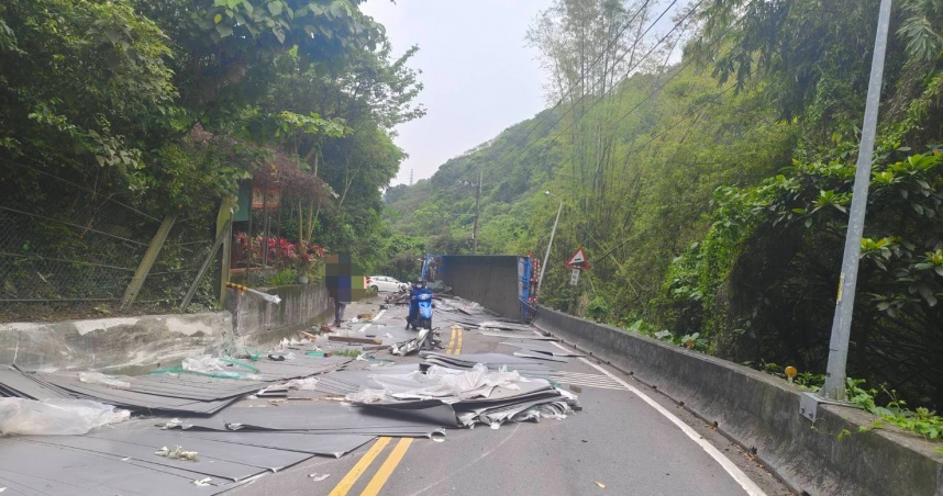 大貨車行經壽山路時自撞護欄翻覆，車斗鋼板散落一地導致雙向道路受阻。（圖/翻攝畫面）