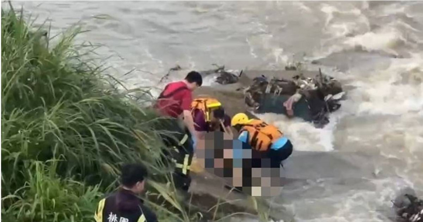 鄧姓工人10日在下水道施工時遭大水沖走,其遺體於傍晚尋獲,業主則將挨罰。(圖/翻攝畫面)