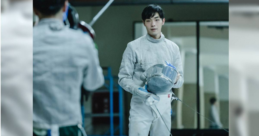 牧森在電影《刺心切骨》中飾演擊劍選手。（圖／周子娛樂提供）