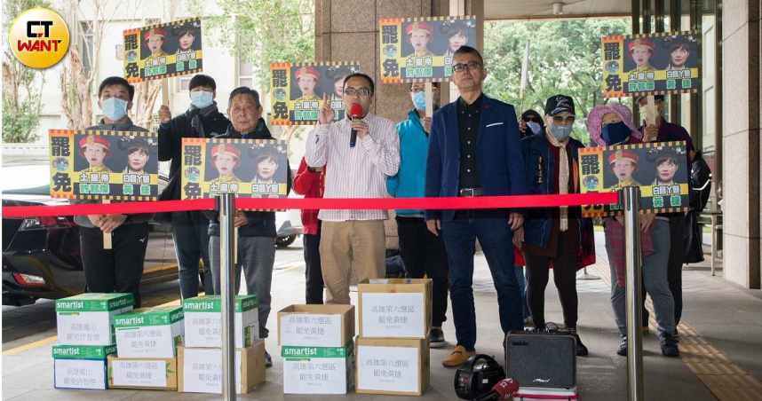 「高雄罷雙劫」領銜人朱磊與志工批《選罷法》未與時俱進，制度漏洞讓民間團體承擔後果。（圖／黃威彬攝）