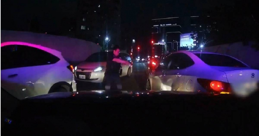徐男拒檢逃逸還衝撞警車，遭員警開槍逮捕。（圖／翻攝畫面）