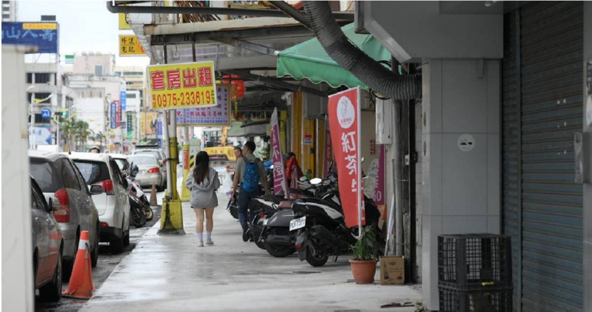 花蓮市區多處人行道「拓寬」後，民眾安心通行，但卻也「壓縮」市區車道寬度，引發討論。（花蓮市公所提供／王志偉花蓮傳真）
