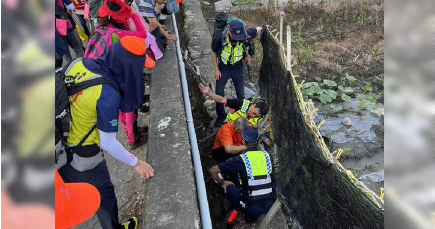 年約70歲的黃姓男子疑因精神不濟，在西濱橋下不慎跌落近兩公尺深的水溝。（圖／三立新聞網提供）