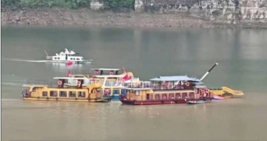 昨日下午，貴州省黔西市六沖河一帶，發生載人遊船側翻事故。（圖／翻攝微博）