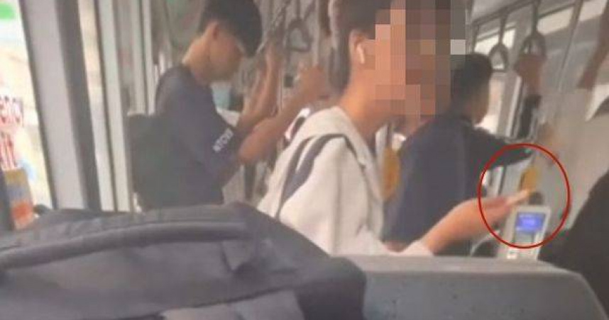 白衣女持美工刀公車恐嚇學生。（ 圖／翻攝畫面）