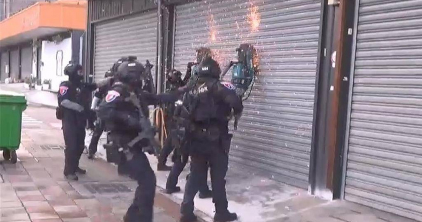 竹聯幫彭姓和楊姓惡煞等11人，因泰達幣買賣糾紛而強擄4人虐待，3月遭警方逮捕，並於近日被起訴。（圖／翻攝畫面）