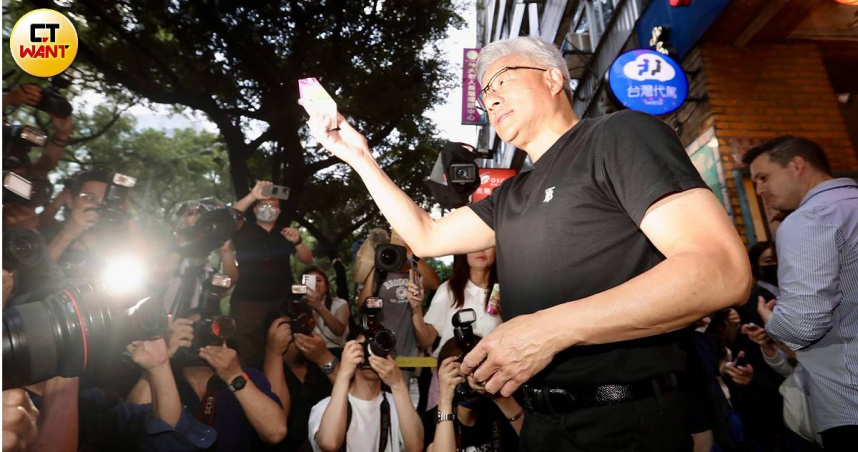 輝達執行長黃仁勳在17日舉行供應鏈的兆元宴，擔心天氣炎熱，親自發送飲料和點心給在場記者。（圖／CTWANT）