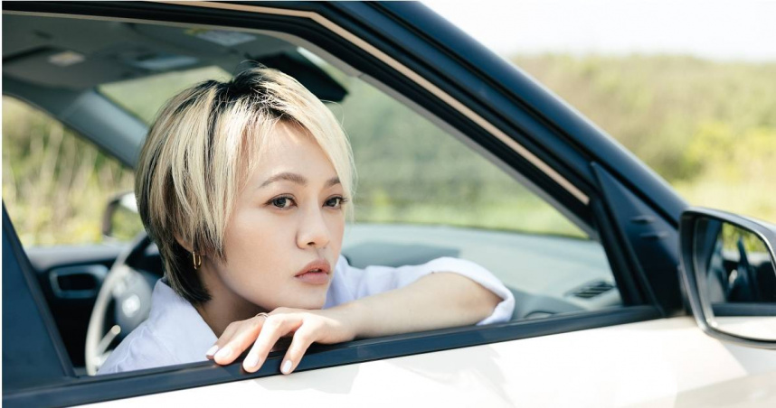 戴愛玲新歌〈還能愛嗎？〉找來張簡君偉聯手打造，唱出熟齡女性的內心獨白。（圖／華納音樂提供）