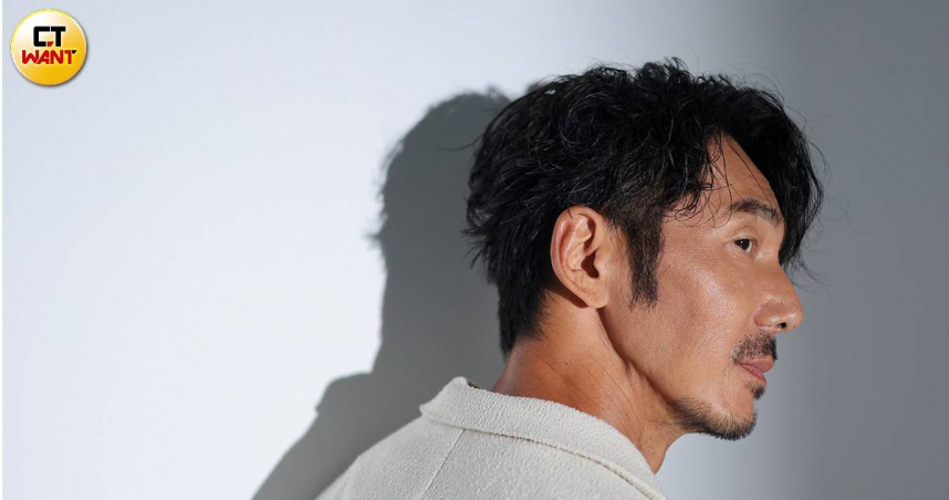 BOSS軟呢外套、BOSS針織衫、BOSS軟呢長褲、BOSS休閒鞋（圖／林士傑攝）