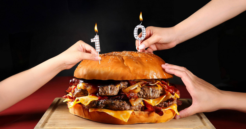 超巨大的10吋「萬豪巨人堡」還會搭佐6人份酥脆薯條，採預訂制。（3,600元+10%，圖／台北萬豪酒店提供）