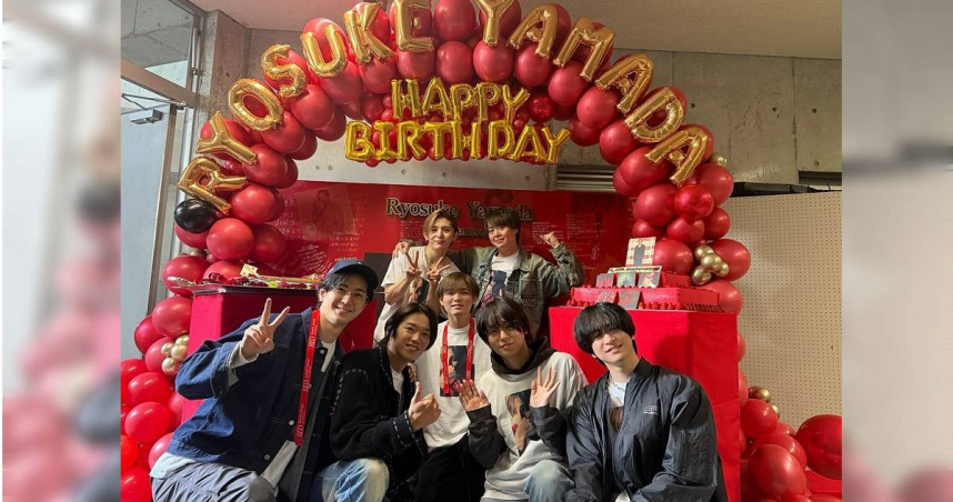 為了給山田涼介驚喜，Hey! Say! JUMP成員們特地前往演唱會現場祝賀，官方IG也上傳了團員大合照。（圖／取自Hey! Say! JUMP官方IG）