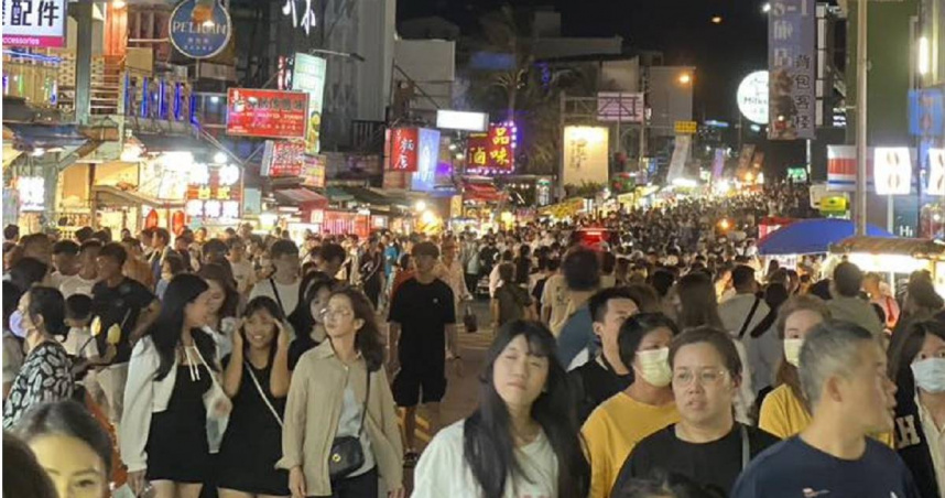 墾丁大街人潮爆滿。（圖／翻攝高雄美食地圖）