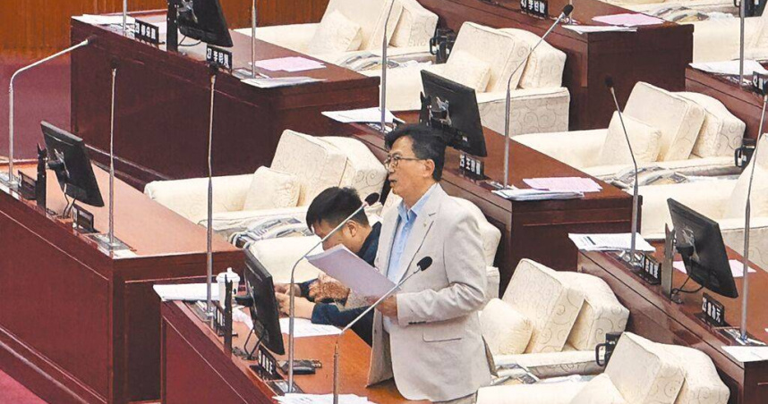 台北市公立幼兒園有園所爆滿、也有園所招不到人的窘境，議員吳世正2日指出，原因在於柯市府時期推行廣設公私合營幼兒園政策並未檢討。（圖／中國時報徐佑昇攝）