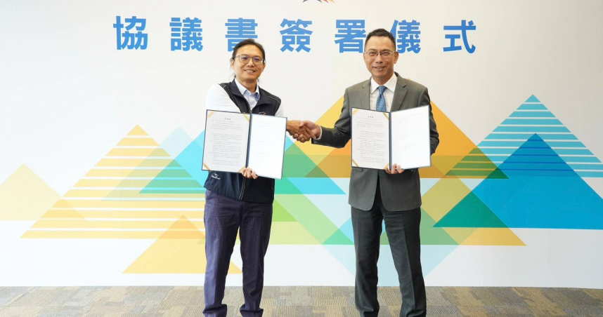 南山人壽與臺北市南山人壽企業工會5日完成協議書簽署，由南山人壽總經理范文偉與臺北市南山人壽企業工會理事長蔡坤穎代表簽署。（圖／南山人壽提供）