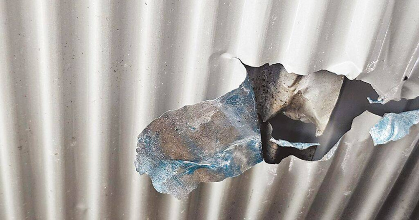 亞泥花蓮新城山礦區4日炸山，疑因火藥量控制不慎，碎石將民宅屋頂砸出大洞。（圖／民眾提供／中國時報王志偉花蓮傳真）