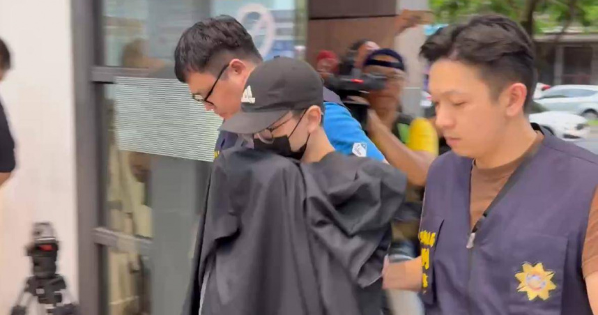 名嘴李正皓遭辣椒水襲擊案，21歲吳姓嫌疑人限制住居無保請回。（圖／翻攝畫面）