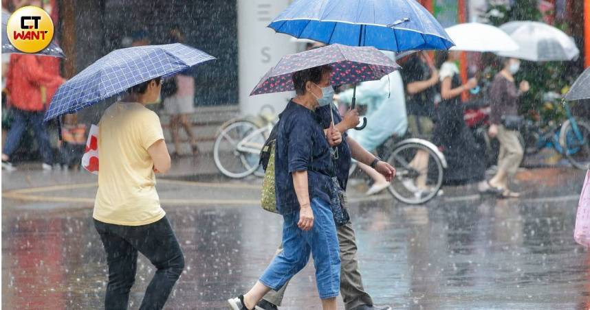 氣象署表示,明天(25日)午後雷陣雨的區域向西半部平地稍擴展。(示意圖/黃耀徵攝)