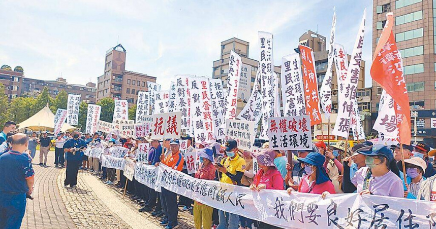 桃園新屋居民不滿養豬業者要設置豬舍，地方卻一直到設置施工圍籬才發現，24日到桃園市政府前抗議。（圖／中國時報賴佑維攝）