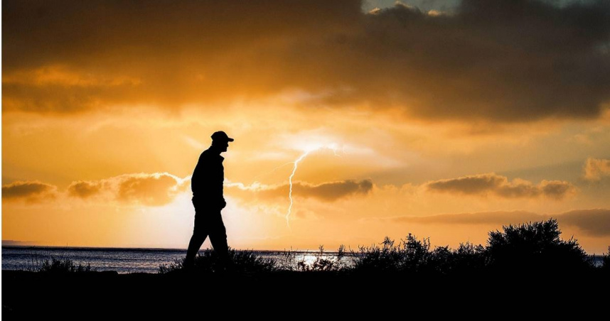 近日，美國佛羅里達州新斯默納海灘（New Smyrna Beach）發生一起不幸的悲劇。1名來自科羅拉多州的男子與新婚妻子一同來此度蜜月，卻在海灘淺水區戲水時不幸遭閃電擊中，送醫後不治。（示意圖／翻攝pixabay）